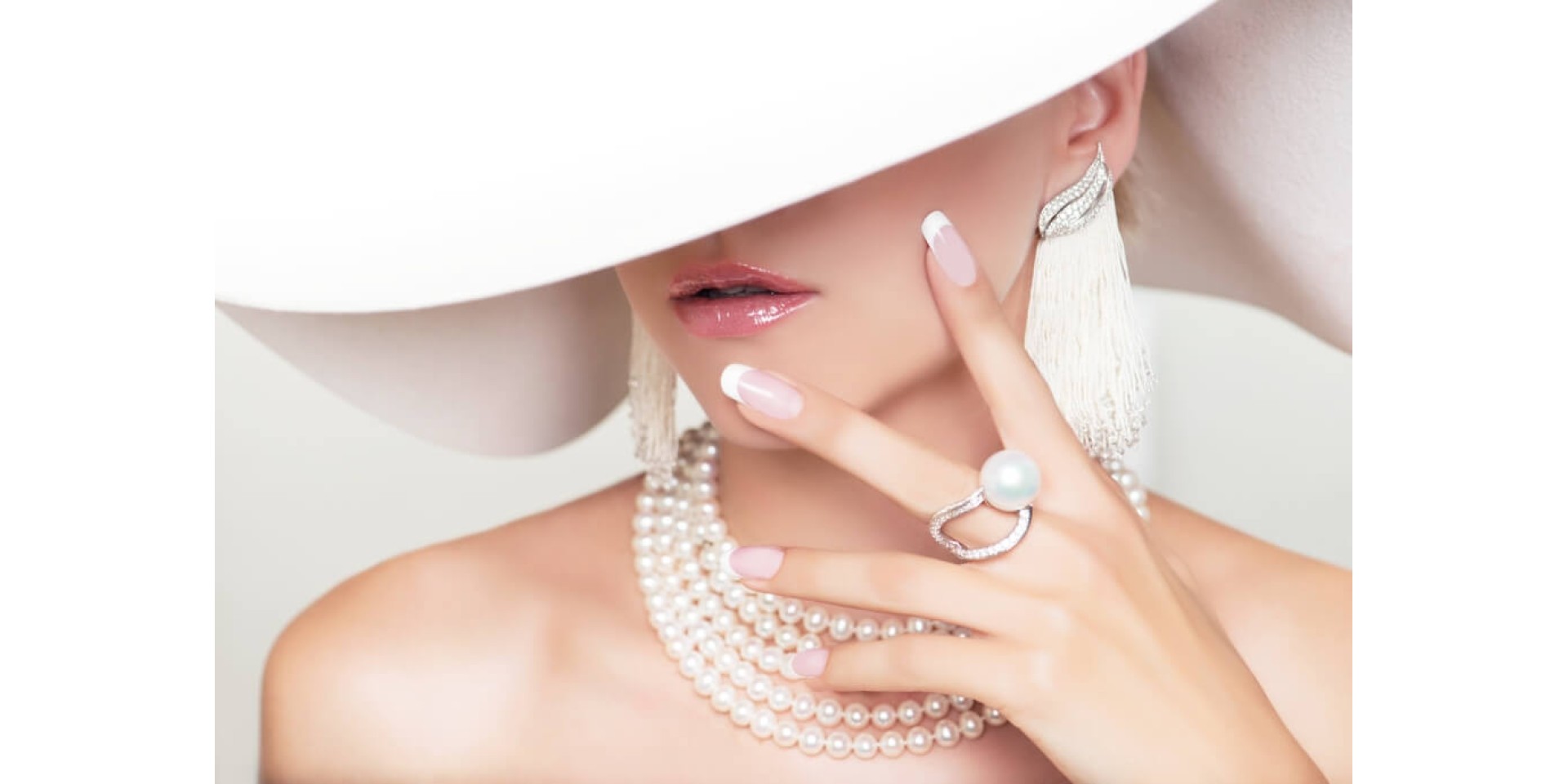 Unghii cu gel french: descopera eleganta naturala si rafinamentul unghiilor cu gel rotunde + modele sofisticate care adauga un plus de stil manichiurii
